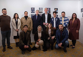 Gruppenfoto der Organisator*innen und der Künstler*innen, die bei der Ausstellung "Leben in Kurdistan" beteiligt waren.