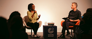 Sharon Dodua Otoo sitzt auf der Bühne des Goethe-Institut Sydneys und wird interviewt.