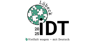 這張圖片顯示了2025年國際德語教師大會（IDT）的標誌，該大會將在呂北克舉行。圖片的上方中間有“Lübeck”的字樣，字體為手寫體。在其下方是一個圓形，其內部分為不同的拼圖塊，有些拼圖塊是綠色的，有些是白色的。年份“2025”位於圓形的左側，而字母“IDT”以大黑字顯示在圓形的右側。在標誌的下方有一句標語“小心求證——與德語同行”，字體較小。標語的左側有一個小綠色的拼圖塊。