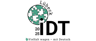 Das Bild zeigt das Logo der Internationalen Deutschlehrertagung (IDT) 2025, die in Lübeck stattfinden wird. In der oberen Mitte des Bildes befindet sich der Schriftzug "Lübeck" in einer geschwungenen Schriftart. Darunter ist ein Kreis dargestellt, der in verschiedene Puzzleteile unterteilt ist, wobei einige der Puzzleteile grün und andere weiß sind. Die Jahreszahl "2025" steht links vom Kreis, während die Buchstaben "IDT" in großen schwarzen Buchstaben rechts vom Kreis stehen. Unter dem Logo befindet sich der Slogan "Vielfalt wagen – mit Deutsch" in einer kleineren Schriftart. Links neben dem Slogan ist ein kleines grünes Puzzleteil abgebildet.