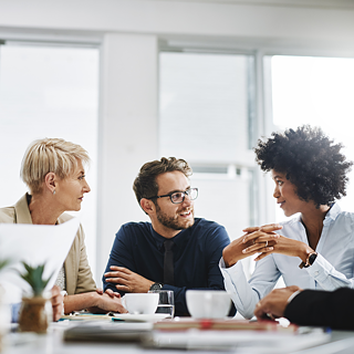 Eine Gruppe diskutiert im Büro