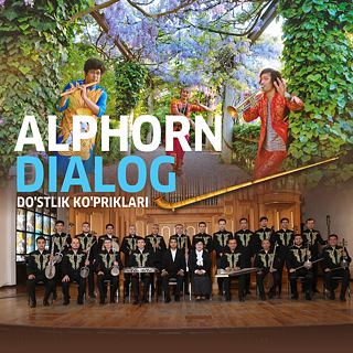 Das Bild ist ein Banner für das Event „Alphorn Dialog – Do‘stlik Ko‘priklari“ (Brücken der Freundschaft). Oben sind zwei Musiker in bunten, traditionellen Outfits in einem blühenden Garten, einer spielt Alphorn, der andere Flöte, begleitet von einer Tänzerin. Unten ist ein Orchester in schwarzer Kleidung vor einer Bühne zu sehen, was auf eine kulturelle Musikzusammenarbeit hindeutet. / Изображение — баннер мероприятия «Alphorn Dialog – Мосты дружбы». Вверху два музыканта в ярких традиционных костюмах играют на альпийском роге и флейте в цветущем саду, рядом танцовщица. Внизу изображён оркестр в чёрной одежде на сцене, что указывает на культурное музыкальное сотрудничество. / Rasm "Alphorn Dialog – Do‘stlik ko‘priklari" tadbirining banneri. Yuqorida ikki musiqachi yorqin milliy liboslarda, biri alphorn, ikkinchisi fleytada o‘ynab, gullagan bog‘da turishibdi, yonida esa raqqosa bor. Quyida sahnada qora kiyimdagi orkestr tasvirlangan, bu madaniy musiqiy hamkorlikka ishora qilmoqda.