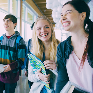 Vier lachende Schüler*innen