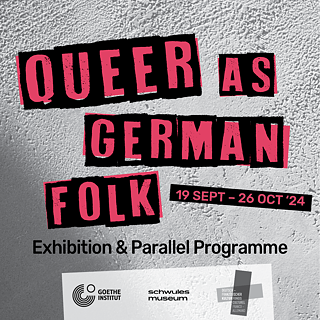 Auf einem Hintergrund, der der Textur einer weißen Wand ähnelt, steht der Titel der Ausstellung Queer as German Folk in roten Buchstaben mit einem schwarzen Rahmen und Informationen zur Ausstellung. 