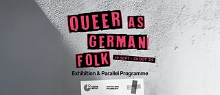 Auf einem Hintergrund, der der Textur einer weißen Wand ähnelt, steht der Titel der Ausstellung Queer as German Folk in roten Buchstaben mit einem schwarzen Rahmen und Informationen zur Ausstellung. 