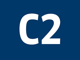 C2 in weiß auf dunkelblauem Hintergrund