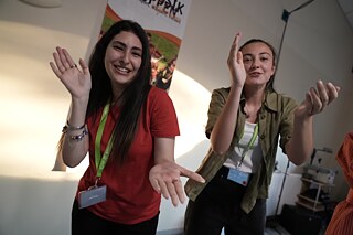 Lilian und Martina während des “Länderabends”