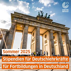 Im Bild ist Brandenburger Tor mit einer Aufschrift "Sommer 2025. Stipendien für Deutschlehrkräfte für Fortbildungen in Deutschland"