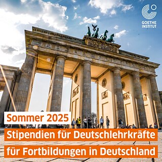 Im Bild ist Brandenburger Tor mit einer Aufschrift "Sommer 2025. Stipendien für Deutschlehrkräfte für Fortbildungen in Deutschland"