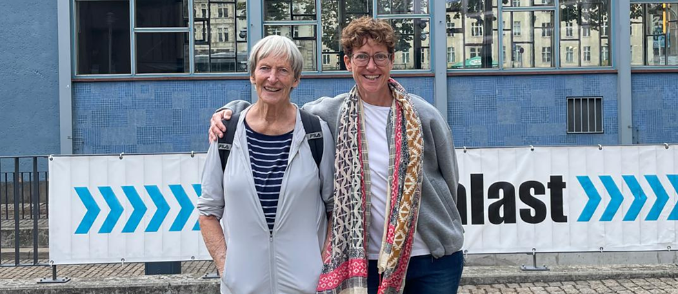 Heidi und Uta stehen Arm in Arm vor dem Tränenpalast in Berlin