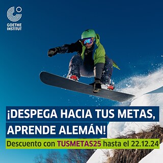 Un chico en snowboard está dando todo