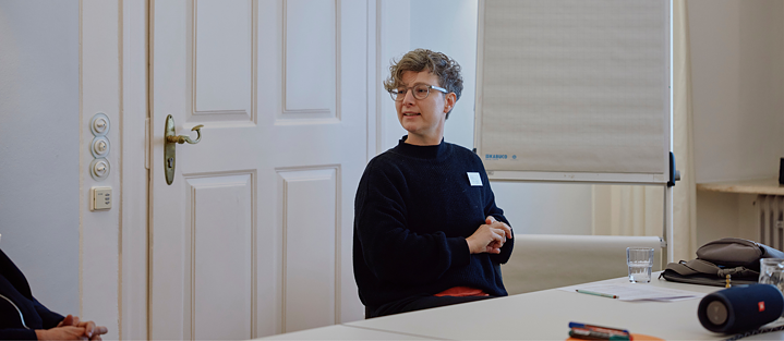 Portrait de Johanna Faltinat à une table de conférence