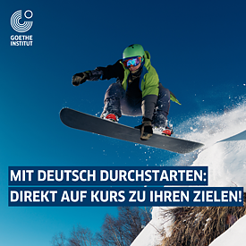 Foto: Ein junger Mann springt mit einem Snowboard von einem Hügel hinunter