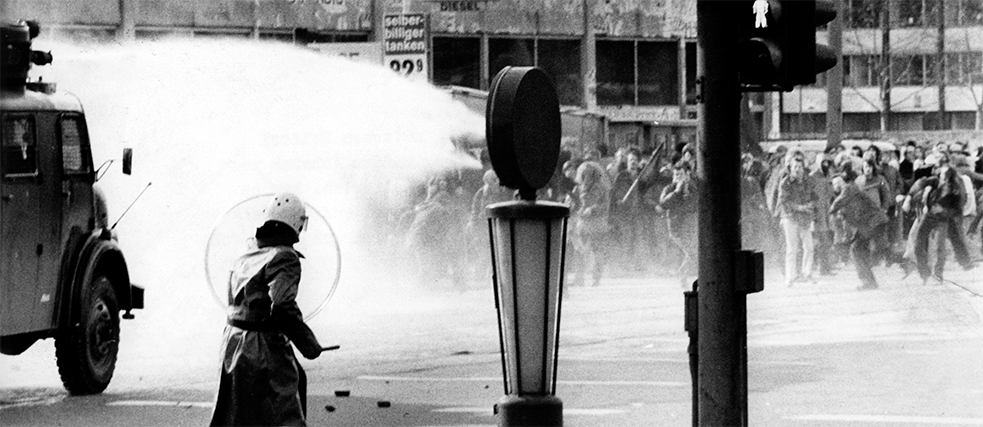 Σύγκρουση αστυνομικών δυνάμεων και διαδηλωτών στη Φρανκφούρτη το 1974. 