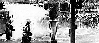 Σύγκρουση αστυνομικών δυνάμεων και διαδηλωτών στη Φρανκφούρτη το 1974. 