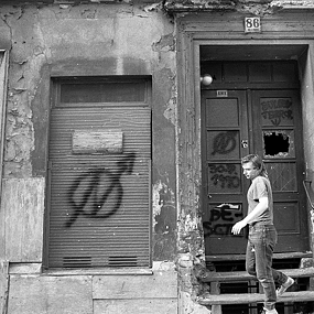 Symbolem squatterského hnutí byl kruh, ve kterém se nachází blesk ve tvaru písmena N – zde je zachycen na zchátralém obytném domě v ulici Oranienburger Straße ve východním Berlíně, vyfotografováno v létě roku 1990