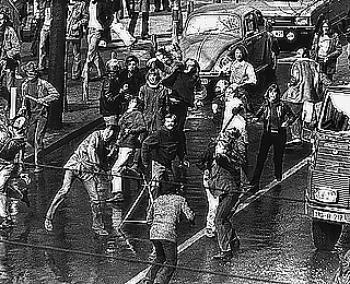 Στις 28.3.1973, μετά την ανακοίνωση εκκένωσης ενός υπό κατάληψη κτιρίου στο Βέστεντ της Φρανκφούρτης, ξέσπασαν συγκρούσεις μεταξύ αστυνομίας και πλήθους που συμμετείχε σε μια αυθόρμητη διαδήλωση. Οι διαδηλωτές αμύνθηκαν με πέτρες και ξύλα ενάντια στη χρήση αντλιών εκτόξευσης νερού και δακρυγόνων. 