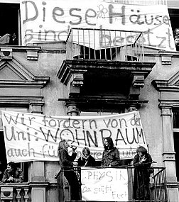 Přibližně 50 mladých lidí obsadilo 13. 11. 1979 dva prázdné domy ve frankfurtské čtvrti Westend. Jak zdůraznil mluvčí studentů, chtěli obsazením protestovat proti nedostatku bytů pro studenty.