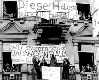 Περίπου 50 νέοι κατέλαβαν στις 13.11.1979 δύο άδεια κτίρια στο Βέστεντ της Φρανκφούρτης. Όπως τόνισε ένας εκπρόσωπος των φοιτητών, επρόκειτο για μια έκφραση διαμαρτυρίας εναντίον της έλλειψης στέγης για σπουδαστές. 