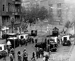 Při velkém zásahu vyklidila policie v roce 1981 obsazené domy v Berlíně. Na okraji takového vyklizení zemřel za ne zcela jasných okolností také 18letý Klaus-Jürgen Rattay. Následující noc došlo k těžkým výtržnostem mezi squattery a jejich sympatizanty s policií. 