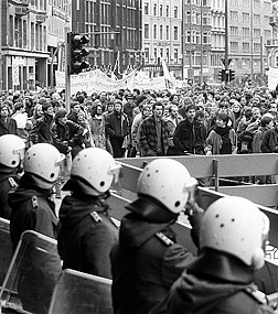 Mit einer Demonstration durch die Hamburger Innenstadt protestierten am 20.12.1986 Tausende gegen den Abriss von Häusern in der Hafenstrasse.