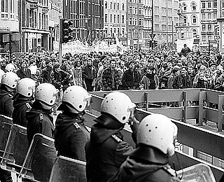 Na demonstraci v centru Hamburku protestovaly 20. 12. 1986 tisíce lidí proti stržení domů v ulici Hafenstraße