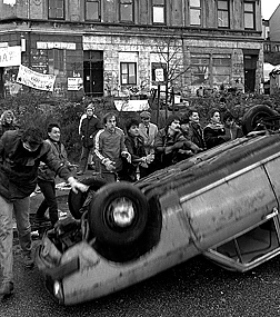 Obyvatelé ulice Hafenstraße bourají 18. 11. 1987 pouliční barikádu. Dlouholeté spory o částečně obsazené domy v hamburské ulici Hafenstraße, které obývala skupina rozličných mladých lidí, skončily 19. 11. 1987 pro obyvatele smírem – byla uzavřena nájemní smlouva.
