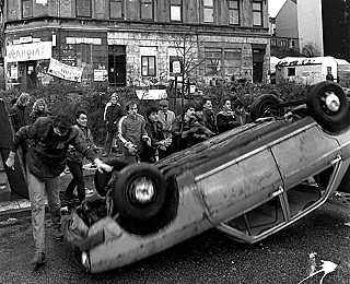 Residents of the Hafenstraße open a street barricade on 18 November 1987. The years of struggle for the preservation of the buildings in the Hafenstraße in Hamburg, inhabited and often squatted by a colorful group of young people, ended on November 19, 1987 in a peaceful way thanks to a lease agreement.