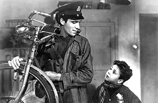 <b>„Fahrraddiebe“ von Vittorio de Sica (1948)</b><br>Als Reaktion auf die faschistische Diktatur Benito Mussolinis in Italien entstand Mitte der 1940er-Jahre die Kunstepoche des italienischen Neorealismus. Literaten und Regisseure strebten, inspiriert vom poetischen Realismus und dem Marxismus, nach einer authentischen Darstellung der Lebenswirklichkeit im vom Krieg zerrütteten Europa. <i>Fahrraddiebe</i> von Vittorio de Sica ist ein Paradebeispiel für diese Bewegung: Ein Vater arbeitet als Tagelöhner, um sich und seine Familie zu ernähren. Als er endlich eine Anstellung als Plakatkleber findet, wird ihm sein Fahrrad gestohlen. Daraufhin wird er selbst zum Dieb – mit schweren Konsequenzen. De Sicas hinterfragt eine gnadenlose kapitalistische Klassengesellschaft, welche die Ärmsten gegeneinander ausspielt, und plädiert für Solidarität unter den Menschen.