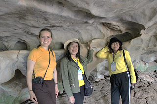 In einer der Höhlen mit zwei Biologielehrerinnen