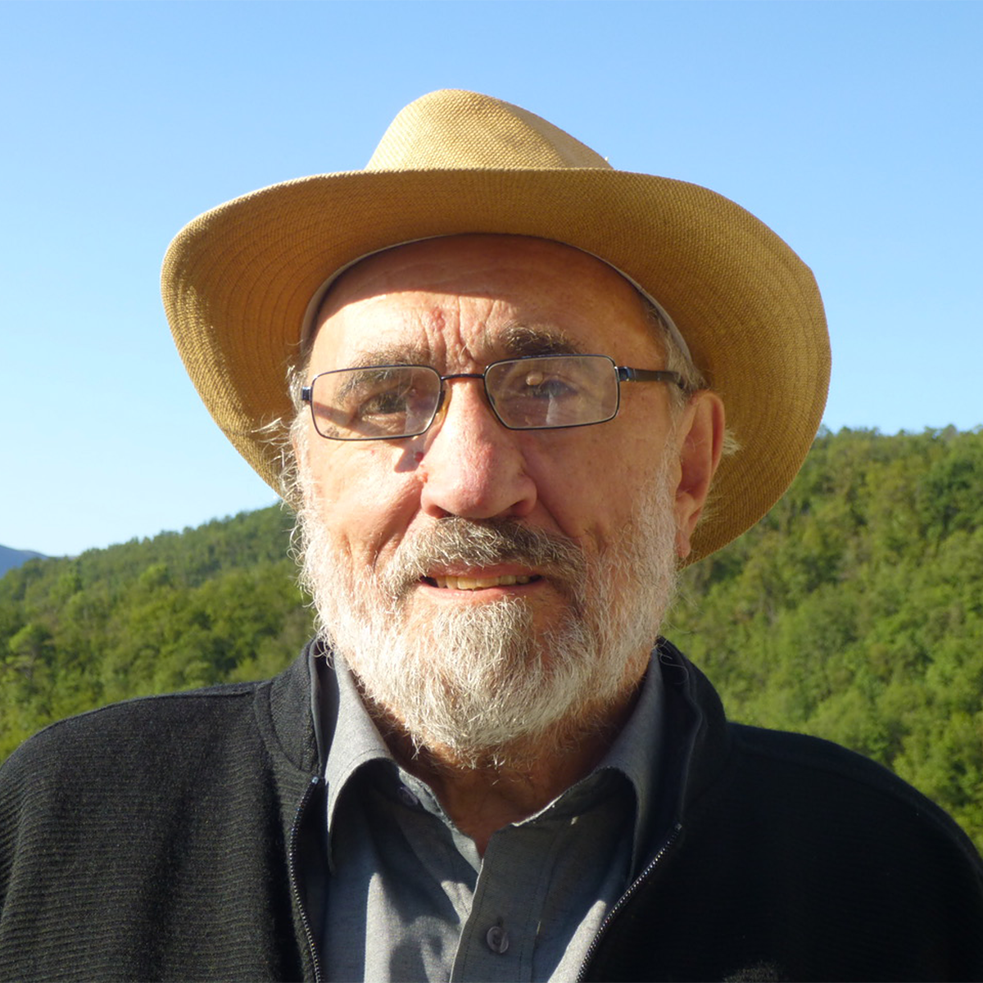 Chân dung  Georg Seeßlen: râu bạc, đeo kính, mũ màu nâu nhạt 