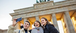 Die Tschechische Republik ist ein Nachbarland von Deutschland und Österreich. Dadurch gibt es viele Möglichkeiten, sich mit deutschsprachigen Menschen zu treffen.