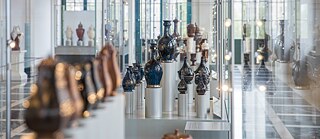 Die Dauerausstellung präsentiert Tafelgeschirr, Vasen, Figuren und lebensgroße Tierplastiken aus der Sammlung von August dem Starken, darunter neben Meissener Produkten auch Werke aus China und Japan.