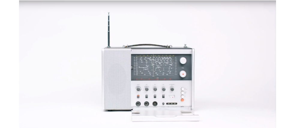 Design forerunner of I-Pod and Co: The fact that tech giant Apple was inspired by the design ideas of Dieter Rams is easy to see. When closed, the T1000 multi-band radio is designed in the same minimalistic style.