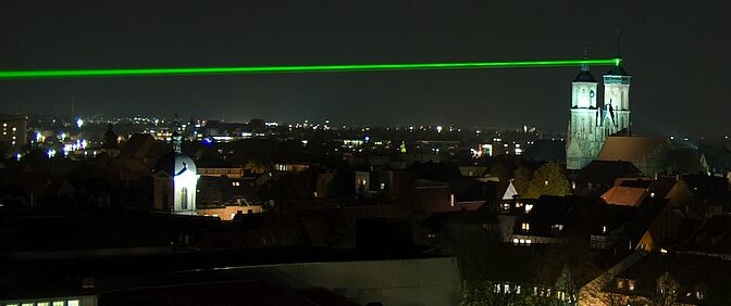 Tous les soirs, un rayon laser rappelle le parcours du télégraphe Gauss-Weber, le premier télégraphe à aiguille électromagnétique, et envoie des messages secrets. 